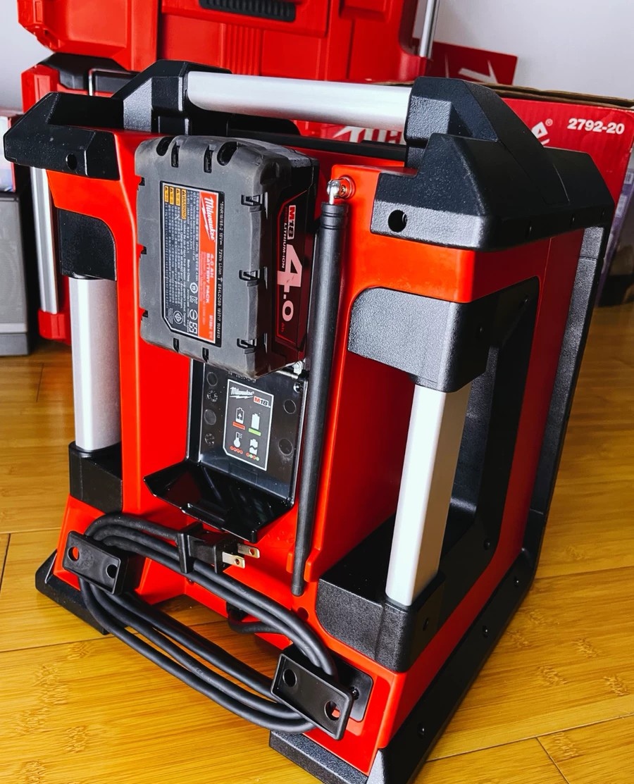 · Milwaukee 2792-20 M18 work site radio and battery charger with Bluetooth